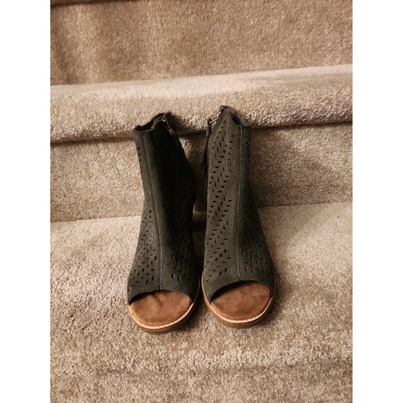 Toms "Majorca" Olive Green Faux Suede Peeptoe Booties Laser Cutouts Size 7.5 - Picture 3 of 10